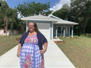 Joyce Tohill in front of Fruitland Park home