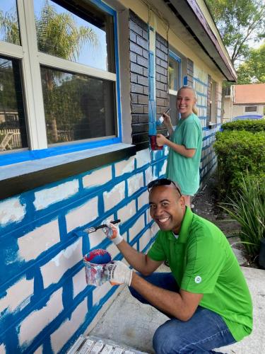 publix volunteers painting house blue 2022